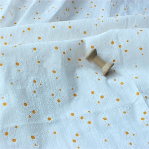 Tessuto a margherita, tessuto di cotone con stampa floreale a margherita, tessuto di pizzo di cotone con ricamo a strisce e margherita stampata per fascia, vestito, tende, camicia