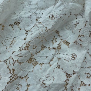 Tecido de renda Alençon off-white com bordado de rosas francesas, ideal para vestidos de noiva, cortinas e fantasias.