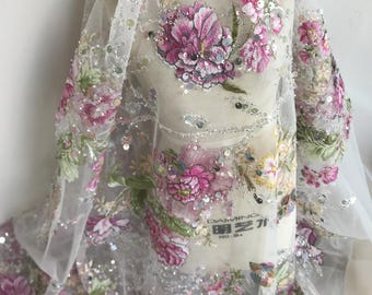 Vitt tylltyllblommigt spetstyg, grönt bladrosa blommor pärlbesatt paljetttyg för festklänning, aftonklänning, tävlingsklänning, kostymer