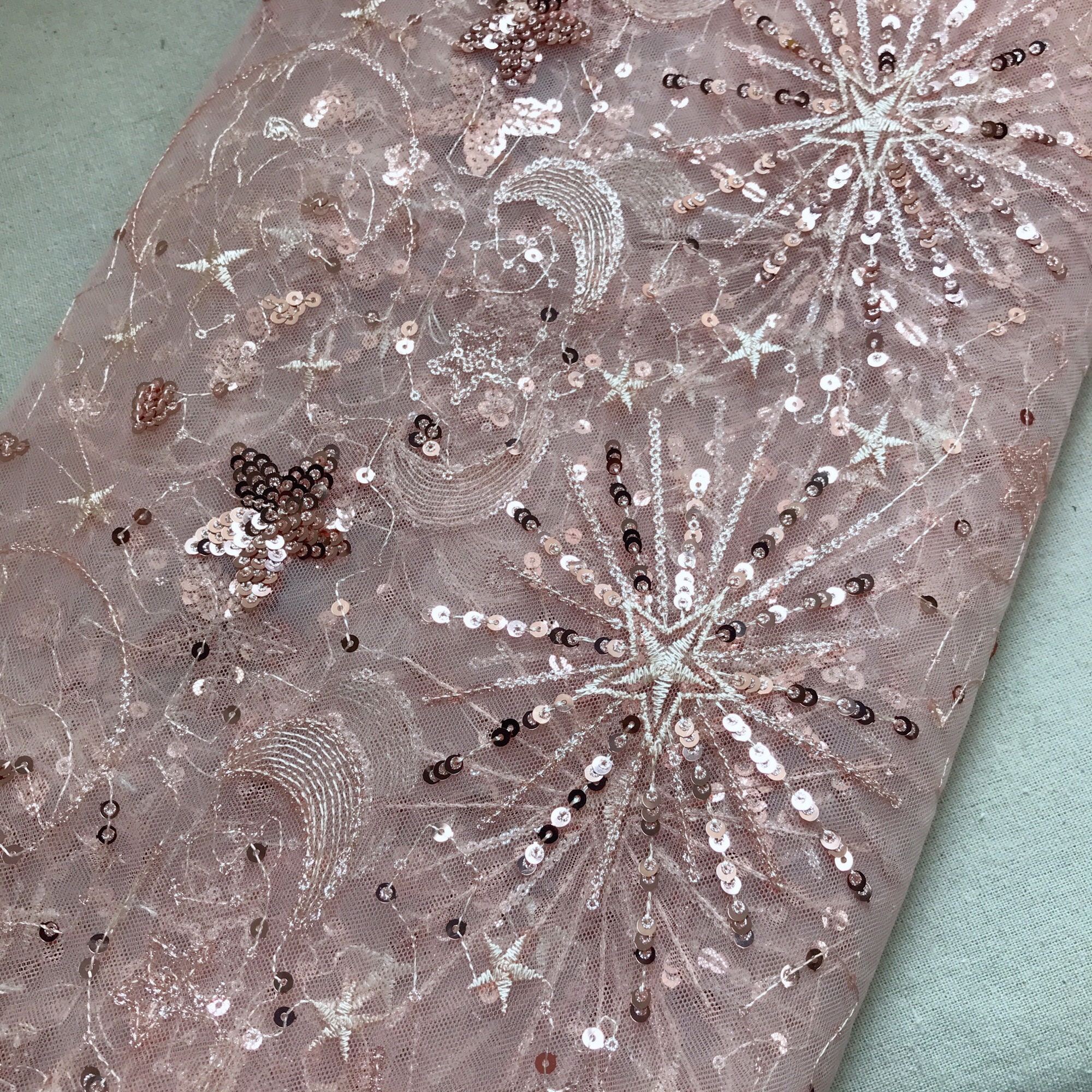 MAYJOYDIY Weißer Stern Mond Pailletten Stoff 1.82m X 1.56m - Glitzer Tüll Für DIY Kleidung & Dekoration