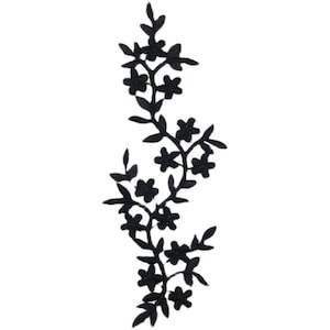 Pode incluir: Aplique de bordado floral preto com flores e folhas delicadas. Este design intrincado é perfeito para adicionar um toque de elegância a roupas, acessórios ou projetos de decoração de casa.