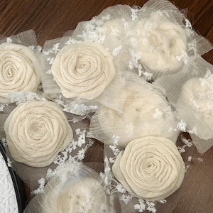 Puede incluir: Un juego de tres tazas de cerámica con un acabado moteado y mate. Las tazas son de color crema, gris claro y gris oscuro. Cada taza tiene un diseño simple y minimalista y un asa redondeada.