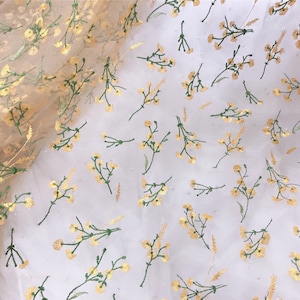 Vintage gul blomma grön gren broderad spetstyg, broderad blommig spetstyg, nätspetstyg 51" brett säljs i 1 kubikmeter bild 6