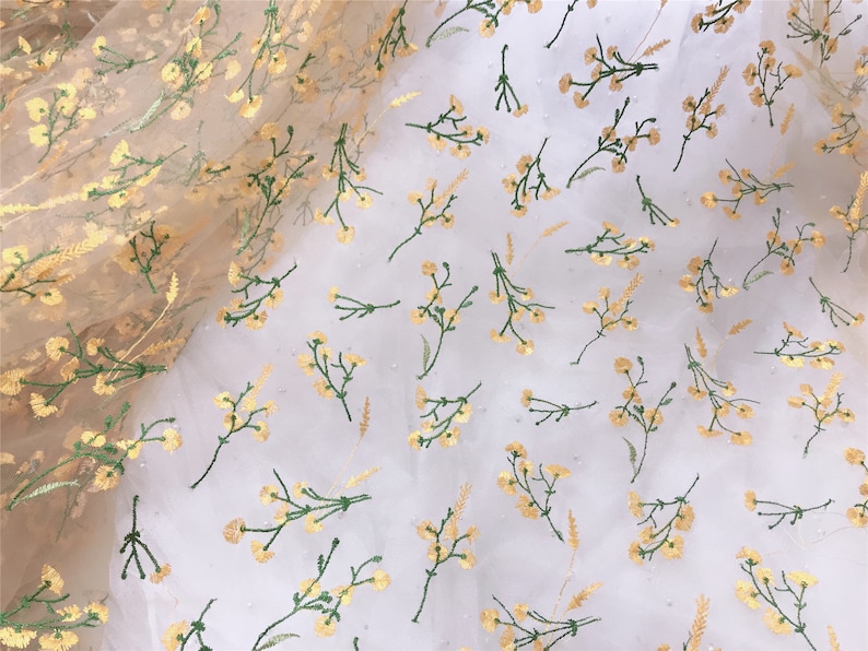 Vintage gul blomma grön gren broderad spetstyg, broderad blommig spetstyg, nätspetstyg 51" brett säljs i 1 kubikmeter bild 6