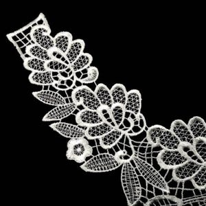 Pu&ograve; includere: Bordino in pizzo bianco con un motivo floreale. Il pizzo &egrave; delicato e intricato, con un bordo a festoni.