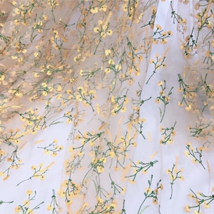Vintage gul blomma grön gren broderad spetstyg, broderad blommig spetstyg, nätspetstyg 51" brett säljs i 1 kubikmeter bild 2