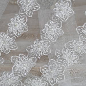 Aus weißen Blütenblättern Spitzenbesatz, Perle bestickt, florale Spitze, 3D Blumenapplikationen Trim, Brautspitze, Hochzeitskleid, Aufnäher Patch Trim