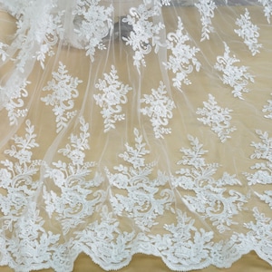 Bellissimo tessuto in pizzo Alençon bianco sporco, tessuto in pizzo con ricamo floreale per abito da sposa, abito da ballo, abito da battesimo, venduto tagliato su misura.