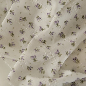Hübscher Lila Blumen-Grün-Blatt-bedruckter Baumwollstoff aus weißer Stickerei-Baumwollspitze für Babykleid, Mieder, Rock, Puppenkleid