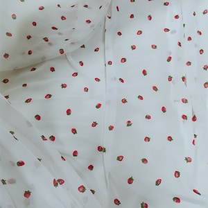 Kleine aardbei bedrukte chiffon kantstof voor meisjesjurk, hoofdband, verjaardagsjurk, bruidstrouwjurk, blouse, op 1 werf