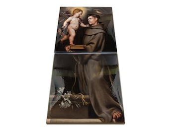 Puede incluir: Una pintura de un hombre con una túnica marrón que sostiene un libro. Está mirando a un niño pequeño con alas que está de pie sobre un libro. La pintura está sobre un fondo oscuro.