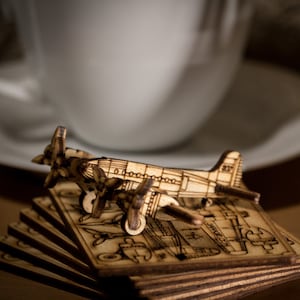 Rompecabezas en 3D de avión en miniatura Stratoliner. Las piezas de cartón perforado se desprenden y se encajan. ¡Un divertido kit de modelo en miniatura para niños, tanto grandes como pequeños!