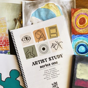 Puede incluir: Un libro blanco en espiral con el título "Artist Study series one" y una lista de artistas que incluye Mark Rothko, Pablo Picasso, Johannes Vermeer, Keith Haring, Wassily Kandinsky y Alma Thomas. El libro tiene un logotipo que dice "wild ART hearts".