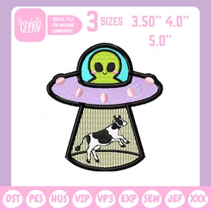 Könnte beinhalten: Ein gestickter Aufnäher mit einem grünen Alien in einem Raumschiff mit einer Kuh darin. Das Raumschiff ist lila mit rosa Akzenten. Erhältlich in 3 Größen: 8,89 cm, 10,16 cm und 12,7 cm. Der Text "Gracefully Geeky" befindet sich oben links.