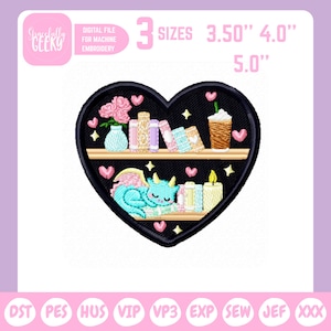 Könnte beinhalten: Ein gestickter Aufnäher in Herzform mit einem schlafenden Drachen auf einem Bücherregal, umgeben von Büchern, Blumen und einem Getränk. Der Aufnäher ist schwarz mit rosa und blauen Details. Der Text auf dem Aufnäher lautet "Gracefully Geeky" und "Digital File for Machine Embroidery". Erhältlich in 3 Größen: 8,89 cm, 10,16 cm und 12,7 cm.