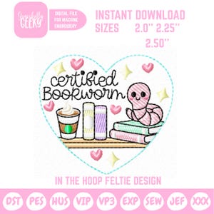 Puede incluir: Un diseño de bordado con un gráfico en forma de corazón con las palabras "certified Bookworm". El diseño incluye una taza de café, libros, un gusano lindo, corazones y estrellas. También se incluye el texto "Descarga instantánea" y los tamaños.
