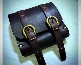 Bolsa de cinto de couro marrom - Bolsa de cinto medieval - Bolsa de cinto de fantasia - Bolsa de cinto steampunkDesign - Fabricado na Finlândia (BJJBB001)