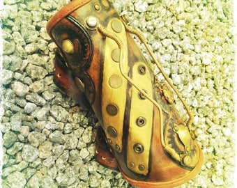 Modelo DELUXE de Duos Tubos Coronas / Bracelete Steampunk em Latão e Couro / Feito à mão com couro curtido vegetal e tingido à mão (SPB040DLX)