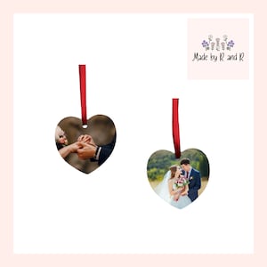Decorazione natalizia personalizzata a forma di cuore con foto su entrambi i lati, realizzata da R And R.