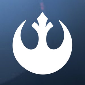 Puede incluir: Gráfico blanco del símbolo de la Alianza Rebelde sobre un fondo azul oscuro. El símbolo presenta una forma estilizada de pájaro dentro de un diseño de media luna, que representa la libertad y la rebelión.