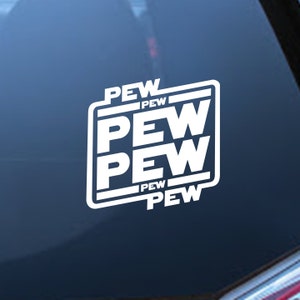 Puede incluir: Pegatina de vinilo blanco con la palabra "PEW" repetida cuatro veces en un marco cuadrado. La palabra "PEW" se repite en formato apilado.