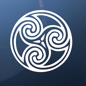 Puede incluir: Diseño de nudo celta blanco con tres espirales entrelazadas, creando un patrón circular. El diseño está sobre un fondo azul oscuro.