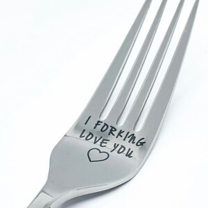 EDATOFLY 2 Pezzi Forchetta con Incisione-I forking love her/him, Forchette da Tavolo con Confezione Regalo Forchette da Tavola in Acciaio Inox Regalo