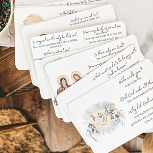 Puede incluir: Un conjunto de tarjetas ilustradas coloridas con ilustraciones de figuras religiosas y texto sobre Dios, el pecado y el cielo. Las tarjetas est&aacute;n dise&ntilde;adas para ense&ntilde;ar a los ni&ntilde;os sobre las creencias cristianas.