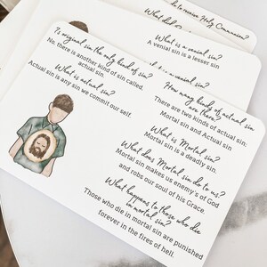 Puede incluir: Un conjunto de tarjetas blancas con texto negro, que presentan preguntas y respuestas sobre diferentes tipos de pecado. Las tarjetas est&aacute;n ilustradas con un dibujo animado de una persona que lleva una camisa verde con una cara en ella.