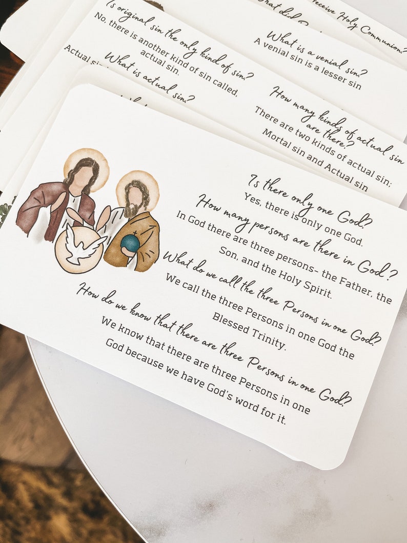 Puede incluir: Un conjunto de tarjetas ilustradas con preguntas y respuestas sobre la fe cristiana. Las tarjetas presentan una paloma y dos figuras, una con un halo y la otra con un libro. El texto en las tarjetas incluye preguntas como "&iquest;Hay un solo Dios?" y "&iquest;Cu&aacute;ntas personas hay en Dios?"