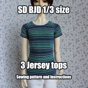 Puede incluir: Una muñeca con un top de jersey a rayas verde, azul y blanco. El texto "SD BJD 1/3 size 3 Jersey tops Sewing pattern and instructions" está impreso debajo de la muñeca.