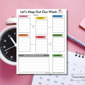 Puede incluir: Un planificador semanal imprimible con una linda ilustración de pollo de dibujos animados. El planificador está dividido en secciones para cada día de la semana, con espacio para escribir tareas y notas. También hay una sección para la planificación de comidas.