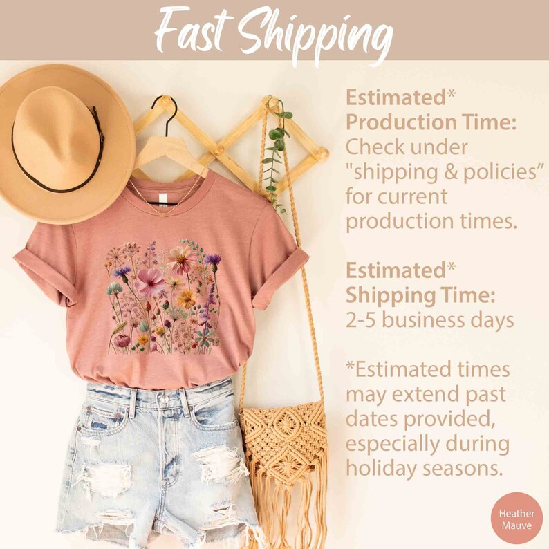 K&ouml;nnte beinhalten: Ein T-Shirt in Heide-Mauve mit einem floralen Druckdesign. Das T-Shirt h&auml;ngt an einem Holzb&uuml;gel. Der Text "Fast Shipping" befindet sich oben im Bild. Der Text "Estimated* Production Time: Check under "shipping & policies" for current production times." befindet sich rechts im Bild. Der Text "Estimated* Shipping Time: 2-5 business days" befindet sich rechts im Bild. Der Text "*Estimated times may extend past dates provided, especially during holiday seasons." befindet sich rechts im Bild. Der Text "Heather Mauve" befindet sich unten rechts im Bild.