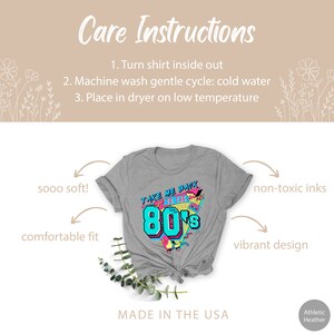 Pu&ograve; includere: Una maglietta grigia con una grafica colorata che dice "Take Me Back to the 80's". La maglietta &egrave; realizzata negli Stati Uniti e presenta una vestibilit&agrave; comoda, un tessuto morbido e inchiostri atossici.
