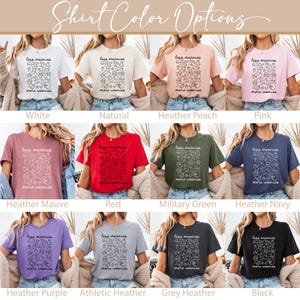 Op de afbeelding: Een verscheidenheid aan t-shirts in verschillende kleuren, waaronder wit, roze en zwart, wordt getoond. Elk shirt heeft de tekst "less meanies more weenies" met een doodle-stijl grafiek. De afbeelding bevat ook de tekst "Shirt Color Options".