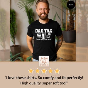 K&ouml;nnte beinhalten: Schwarzes T-Shirt mit einer wei&szlig;en Grafik, auf der "DAD TAX" steht und ein Cartoon-Bild von Fast Food abgebildet ist. Der Text unter der Grafik lautet "MAKING SURE IT'S NOT POISON".