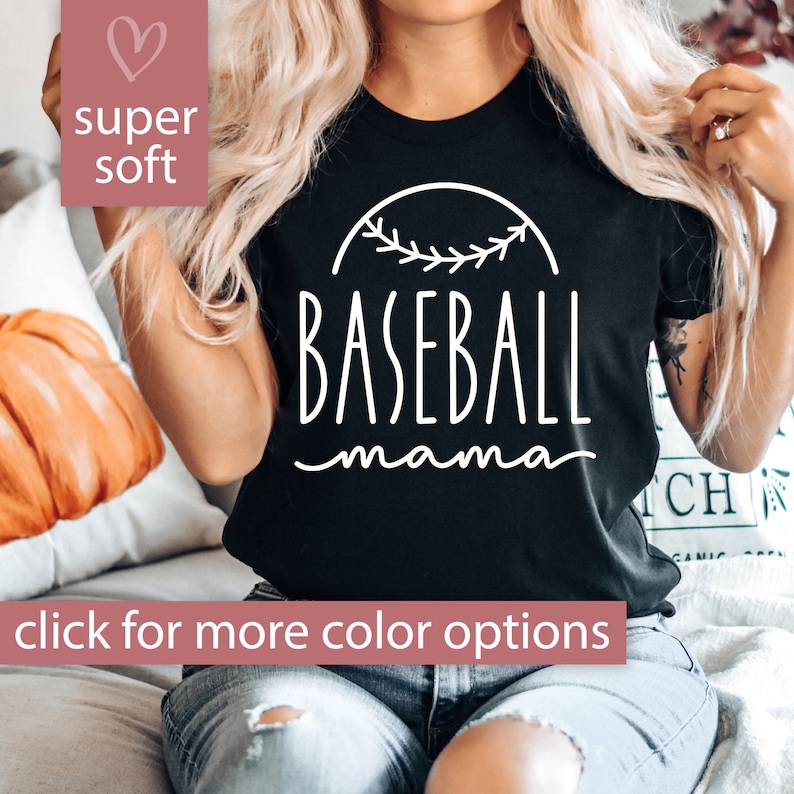 Puede incluir: Camiseta negra con texto blanco que dice "Baseball mama" y un gr&aacute;fico de b&eacute;isbol con hojas. La camiseta es s&uacute;per suave.