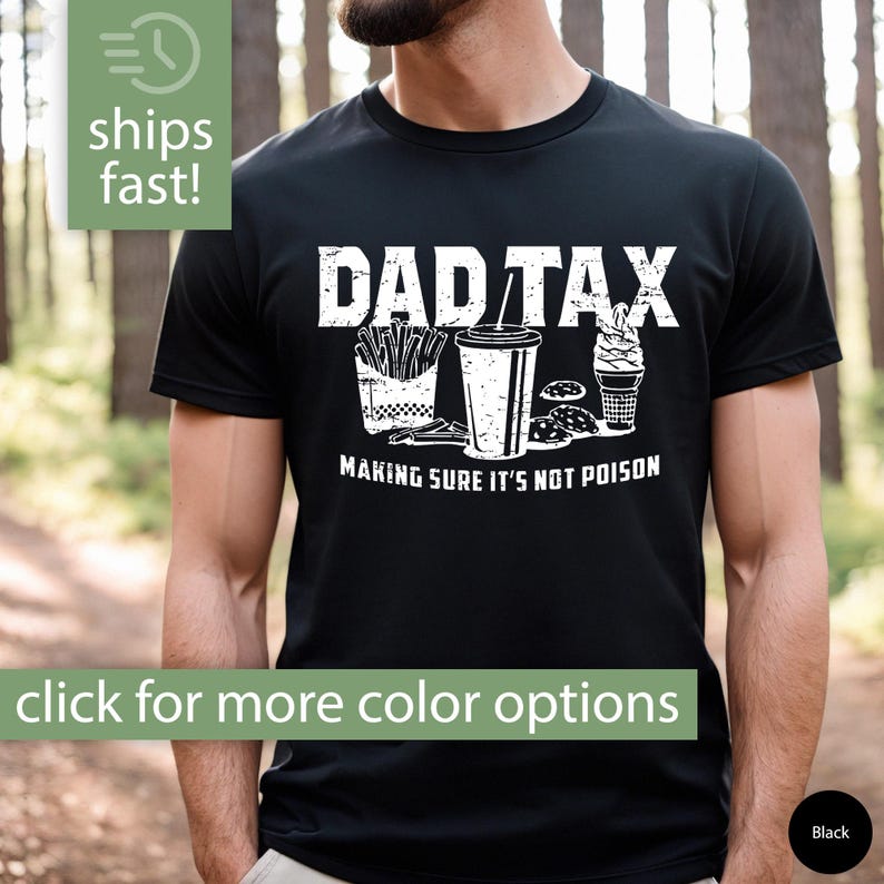 K&ouml;nnte beinhalten: Schwarzes T-Shirt mit einem wei&szlig;en Grafikdesign, auf dem "DAD TAX" steht und ein Cartoon-Bild von Pommes Frites, einem Soda, Keksen und einem Eisbecher zu sehen ist. Der Text unter der Grafik lautet "MAKING SURE IT'S NOT POISON".