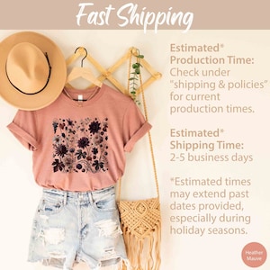 Op de afbeelding: Een heide-paarse t-shirt met een bloemenprint. Het shirt hangt aan een houten hanger met een strohoed en een geweven tas. De tekst "Fast Shipping" staat bovenaan de afbeelding. De tekst "Estimated* Production Time: Check under "shipping & policies" for current production times." staat in de rechterbovenhoek van de afbeelding. De tekst "Estimated* Shipping Time: 2-5 business days" staat in de rechtermiddenhoek van de afbeelding. De tekst "*Estimated times may extend past dates provided, especially during holiday seasons." staat in de rechterbenedenhoek van de afbeelding. De tekst "Heather Mauve" staat in de rechterbenedenhoek van de afbeelding.