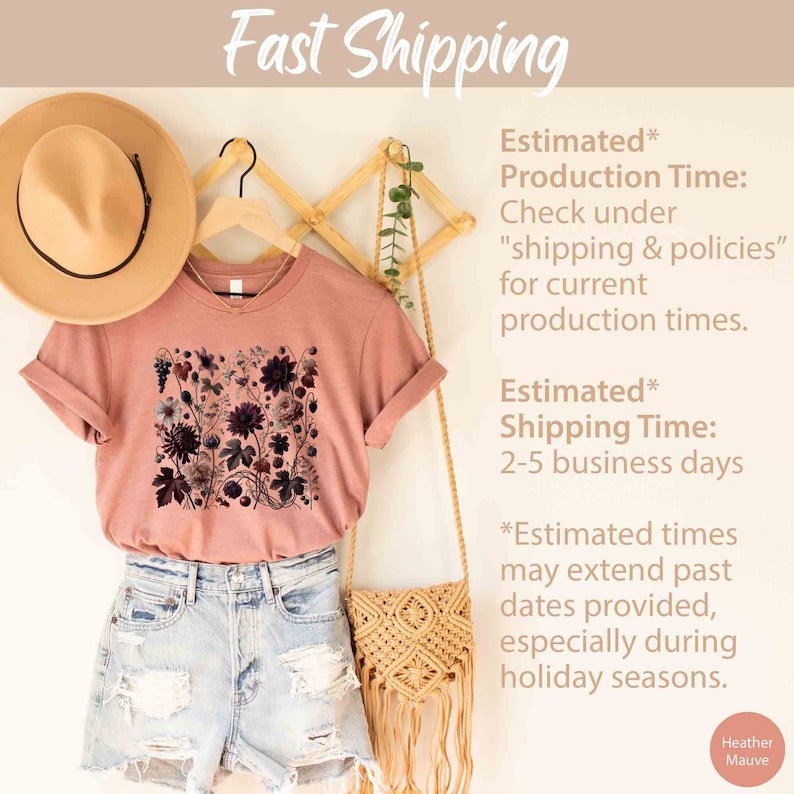Op de afbeelding: Een heide-paarse t-shirt met een bloemenprint. Het shirt hangt aan een houten hanger met een strohoed en een geweven tas. De tekst "Fast Shipping" staat bovenaan de afbeelding. De tekst "Estimated* Production Time: Check under "shipping & policies" for current production times." staat in de rechterbovenhoek van de afbeelding. De tekst "Estimated* Shipping Time: 2-5 business days" staat in de rechtermiddenhoek van de afbeelding. De tekst "*Estimated times may extend past dates provided, especially during holiday seasons." staat in de rechterbenedenhoek van de afbeelding. De tekst "Heather Mauve" staat in de rechterbenedenhoek van de afbeelding.