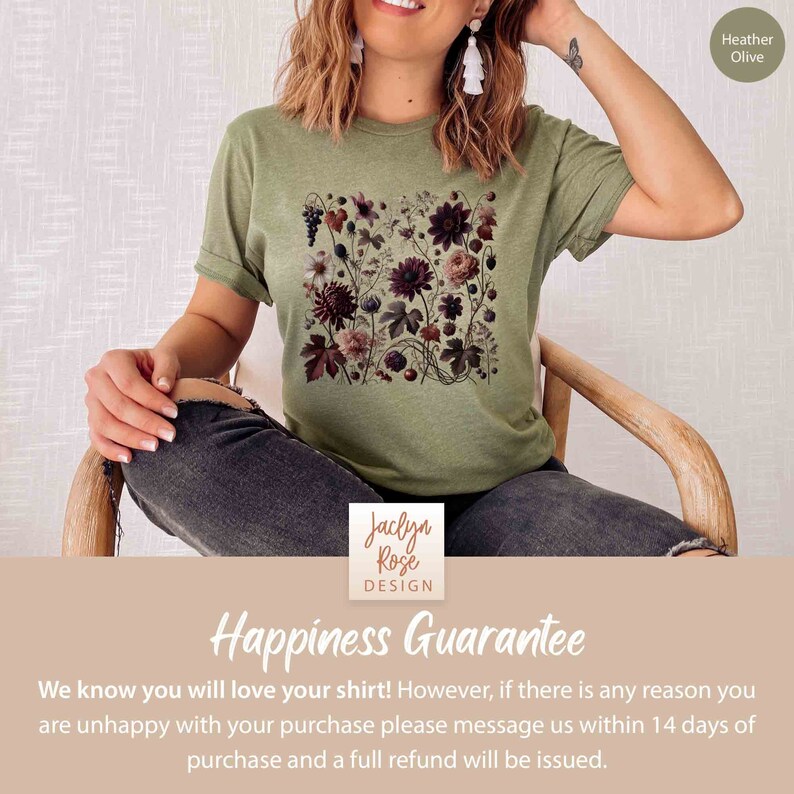 Op de afbeelding: Een vrouw draagt een groen T-shirt met een bloemenprint. Het shirt heeft de tekst "Jaclyn Rose DESIGN" onderaan. De tekst "Happiness Guarantee" staat op een bruine achtergrond onder de afbeelding. De tekst luidt: "We weten dat je van je shirt zult houden! Maar als je om welke reden dan ook niet tevreden bent met je aankoop, neem dan binnen 14 dagen na aankoop contact met ons op en we zullen je het volledige aankoopbedrag terugbetalen."