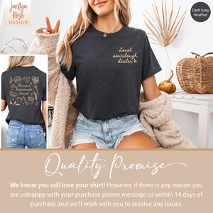 Pu&ograve; includere: T-shirt grigio scuro melange con testo "Local sourdough dealer" sul davanti. Il retro della maglietta presenta una grafica con il testo "Olivia's homemade bread". La maglietta fa parte della collezione Jaclyn Rose Design.