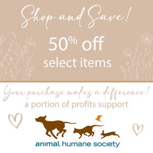 K&ouml;nnte beinhalten: Eine beige und braune Grafik mit dem Text "Shop and Save! 50% off select items" und "Your purchase makes a difference! A portion of profits support animal humane society". Die Grafik zeigt einen braunen Hund, eine Katze und ein Kaninchen, die nach rechts laufen, mit einem Vogel, der &uuml;ber ihnen fliegt. Auf beiden Seiten der Tiere befinden sich Herzen.