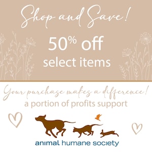 Op de afbeelding: Een promotionele afbeelding met de tekst 'Shop and Save! 50% korting op geselecteerde artikelen.' Daaronder staat de tekst 'Uw aankoop maakt een verschil!' met een deel van de winst ter ondersteuning van de Animal Humane Society. Bruine silhouetten van een hond, kat, vogel en konijn.