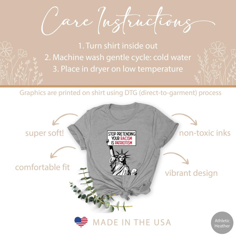 Peut inclure: T-shirt gris avec un graphique de la Statue de la Libert&eacute; tenant une pancarte qui dit "Stop Pretending Your Racism Is Patriotism". Le t-shirt est fabriqu&eacute; aux &Eacute;tats-Unis et est super doux, confortable et a un design vibrant.