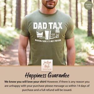 K&ouml;nnte beinhalten: Ein gr&uuml;nes T-Shirt mit dem Text "DAD TAX" und den Worten "MAKING SURE IT'S NOT POISON" darauf gedruckt. Das Shirt zeigt eine Grafik mit Fast-Food-Artikeln, darunter Pommes, ein Getr&auml;nk, Kekse und ein Eis am Stiel.