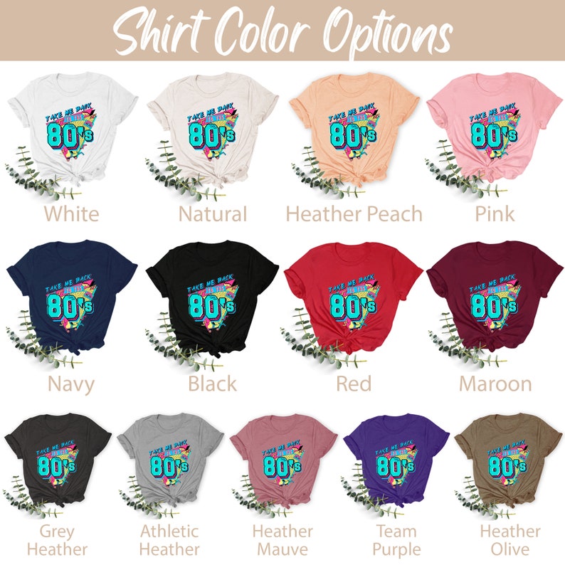 Pu&ograve; includere: Un mockup di diversi colori di magliette con un design grafico che dice "Take Me Back To The 80's" con un font e un design in stile retr&ograve; degli anni '80.