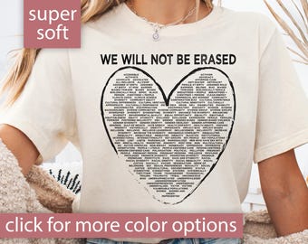 Könnte beinhalten: Ein beiges T-Shirt mit einem schwarzen Herzdesign. Das Herz ist mit dem Text "We Will Not Be Erased" gefüllt. Der Text im Herzen enthält Wörter wie "Diversität", "Gleichheit", "Inklusion" und "Gerechtigkeit".
