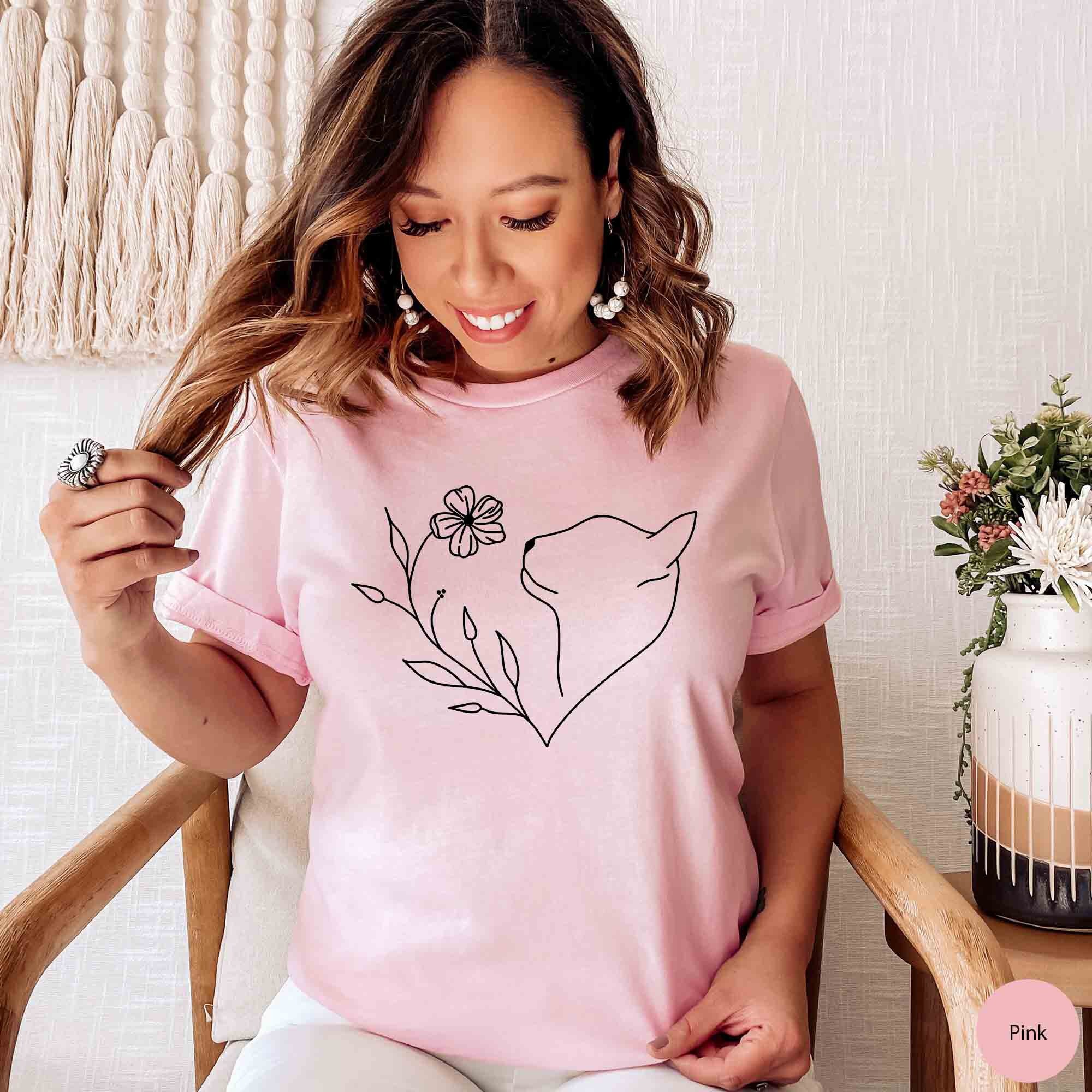Cat Shirt for Women, Cat Lover T-Shirt for Cat Mom Gift, Cat Lover Gift for Her, Cat Gift for Cat Mom Tshirt Cute Floral Cat Gift for Women