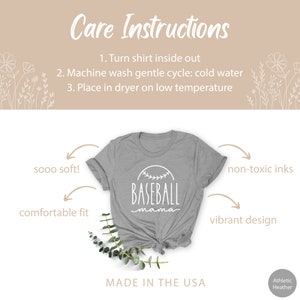 Puede incluir: Camiseta gris con un gr&aacute;fico de b&eacute;isbol blanco y el texto "BASEBALL mama". La camiseta est&aacute; hecha de una tela suave y c&oacute;moda y est&aacute; impresa con tintas no t&oacute;xicas. La camiseta est&aacute; hecha en los Estados Unidos.